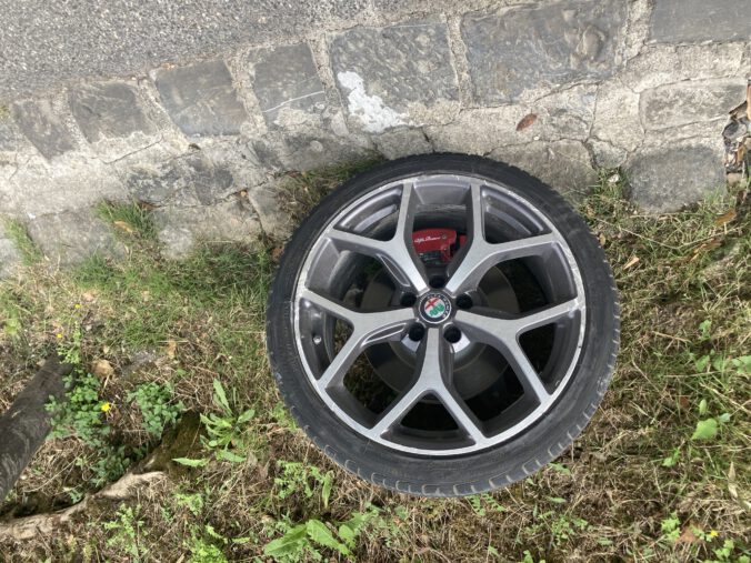 Alfa Romeo Vorderrad am Straßenrand