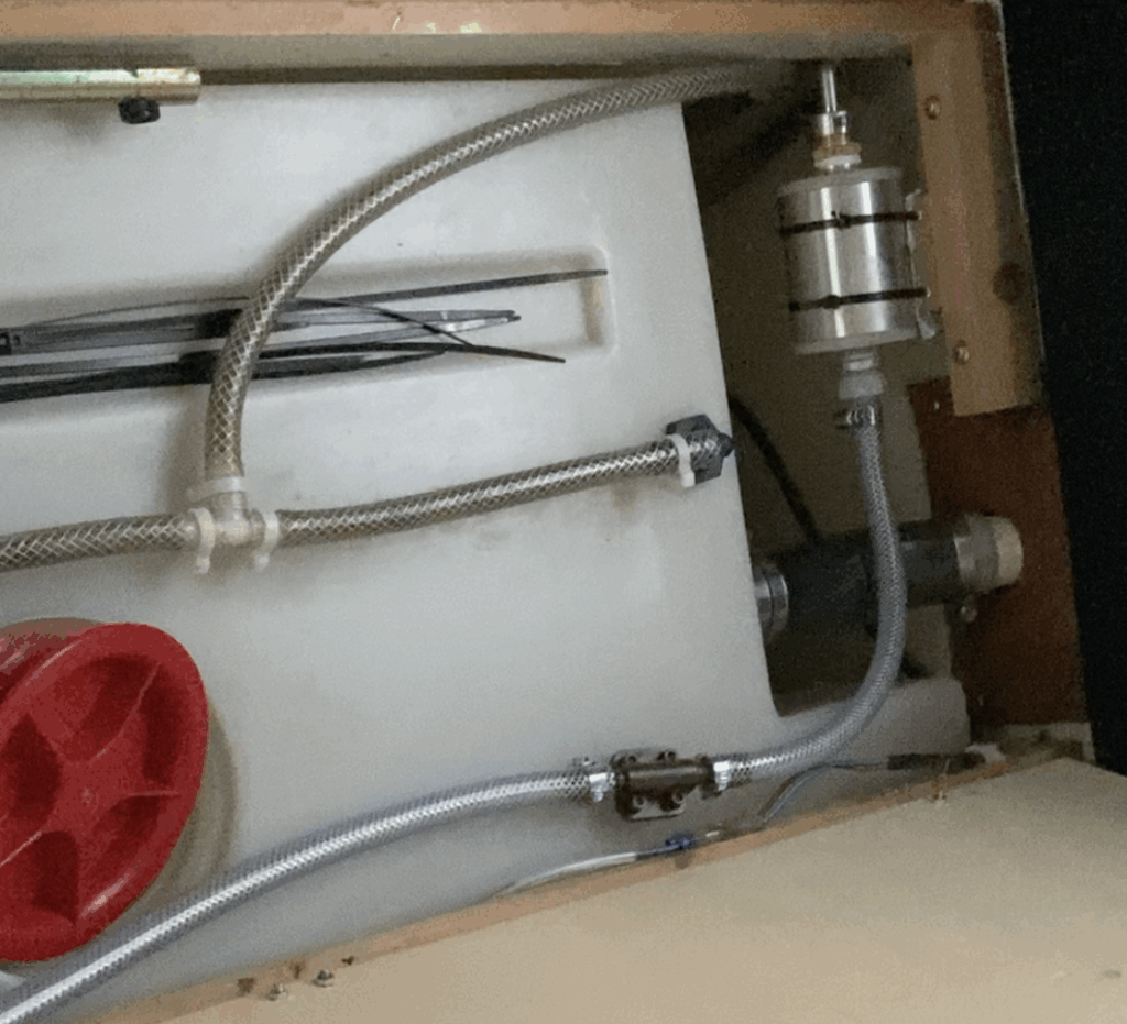 Alb Filtergehäuse in silber eingebaut neben dem Frischwassertank im Wohnmobil Hymer Camp 55