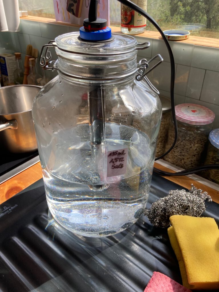 Reinigung des 4,5 Liter Glases mit Heizstab.