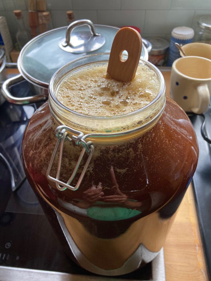 Fertigmischung des EM nach 6 Tagen. Aufrühren aller Ablagerungen im Glas.
