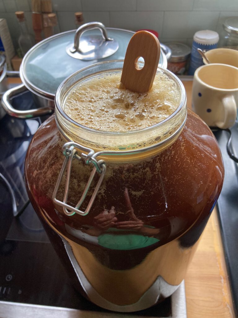 Fertigmischung des EM nach 6 Tagen. Aufrühren aller Ablagerungen im Glas.