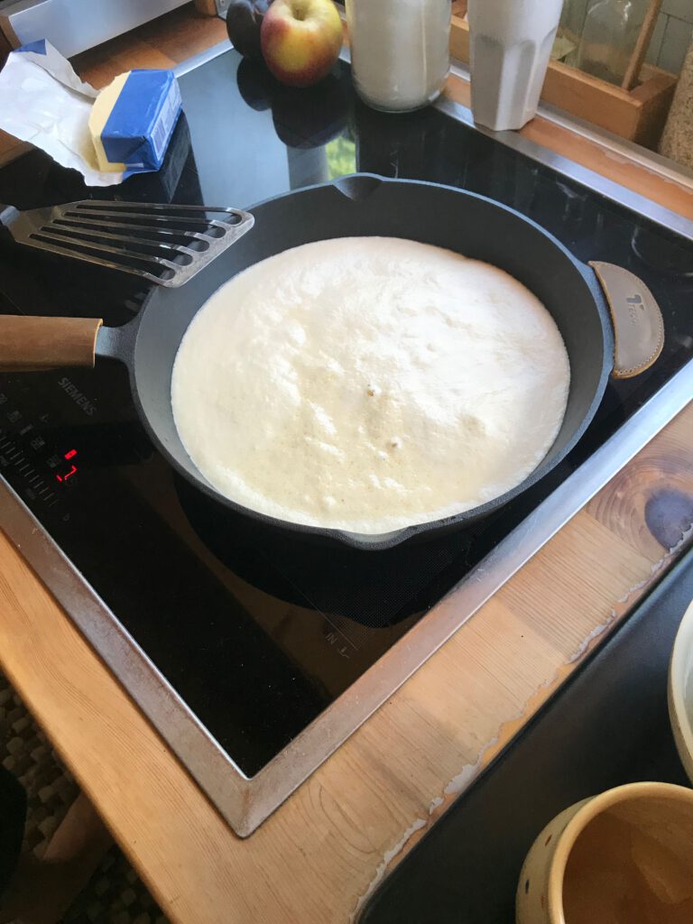 Teig in der Gußeisenpfanne