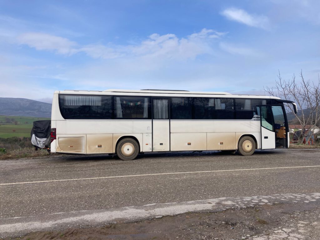 Dreckiger Bus nach Feldweg im Winter