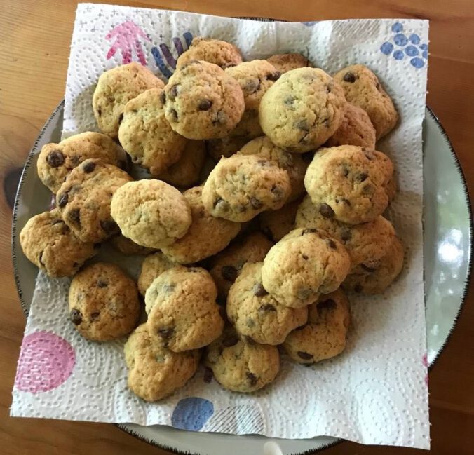 Ein Teller voller Schoko Cookies / Kekse