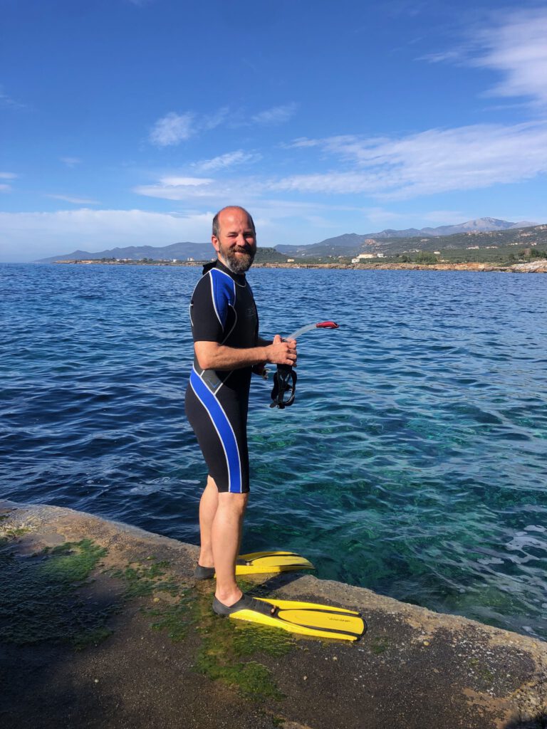 Tobi auf dem Weg zum Ankere auf 13 m tiefe in seiner Apnoe Ausrüstung.