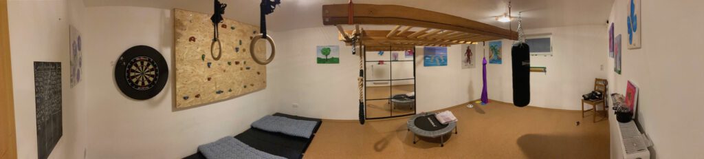 Hobbyraum im Haus mit Boulderwand, Ringen, Turnmatte, Spiegelwand, Boxsack, Schwungtuch, Dart