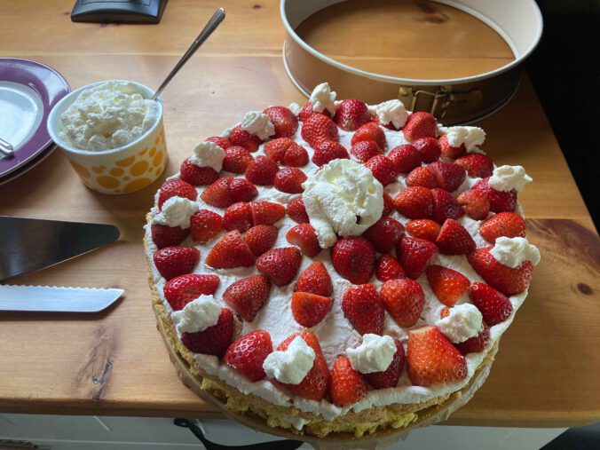 Erdbeer Biskuit Torte mit Sahne