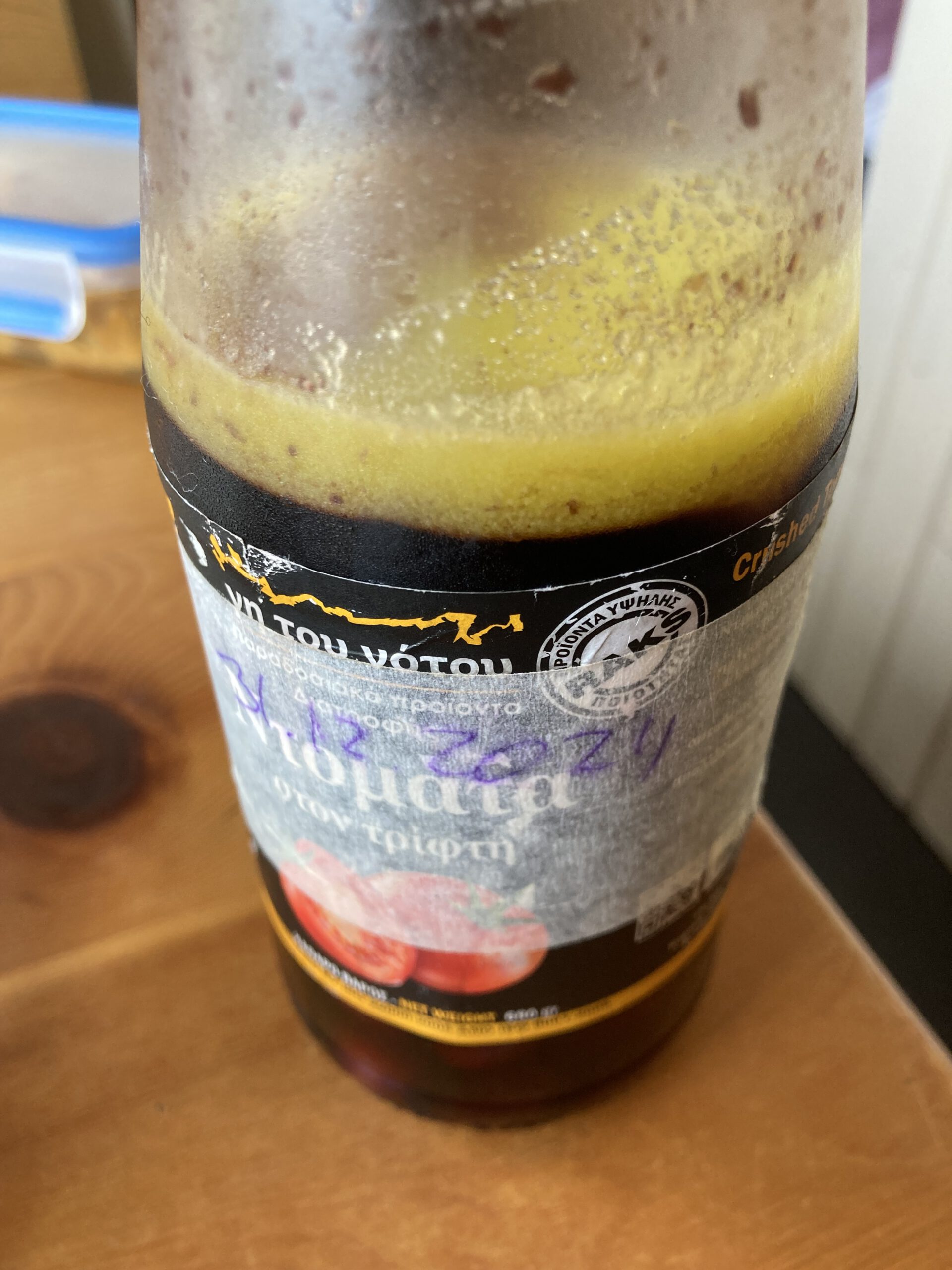 Selbst eingemachte Oliven im Glas mit Olivenöl - frisch aus dem Kühlschrank