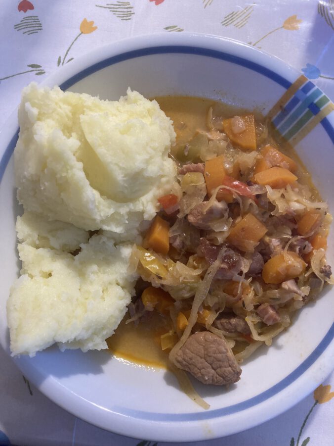 Szegediner Gulasch mit Kartoffelbrei