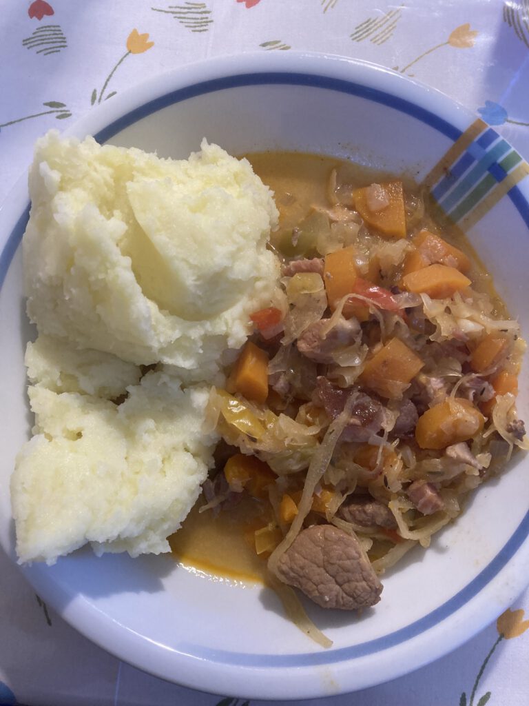 Szegediner Gulasch mit Kartoffelbrei
