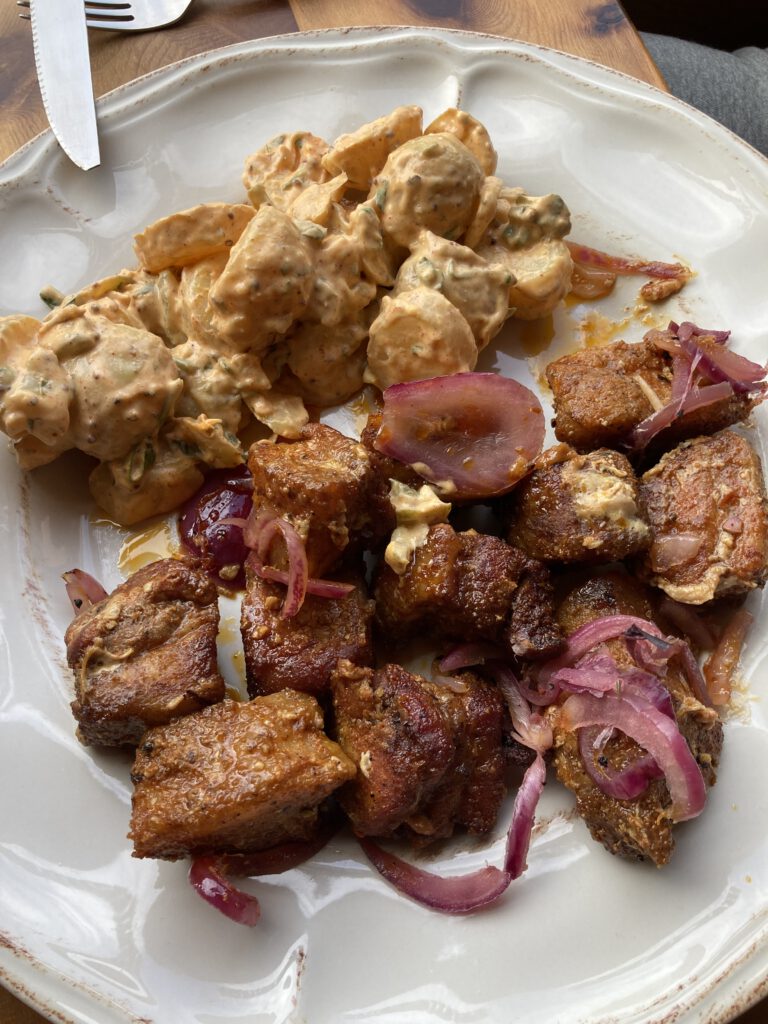 Kartoffelsalat mit scharfer roter Majo an Pork Belly mit roten Zwiebeln