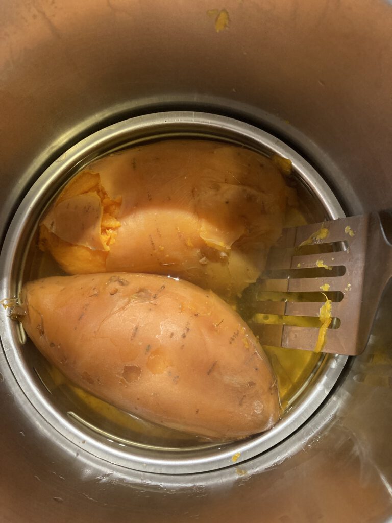 Süsskartoffeln im Schnellkochtopf in Sieb