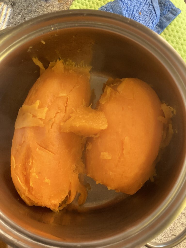 Süsskartoffeln gepellt im Topf