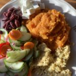 Süsskartoffelpüree mit Kidneybohnen, Feta, Rührei und gemischtem Salat