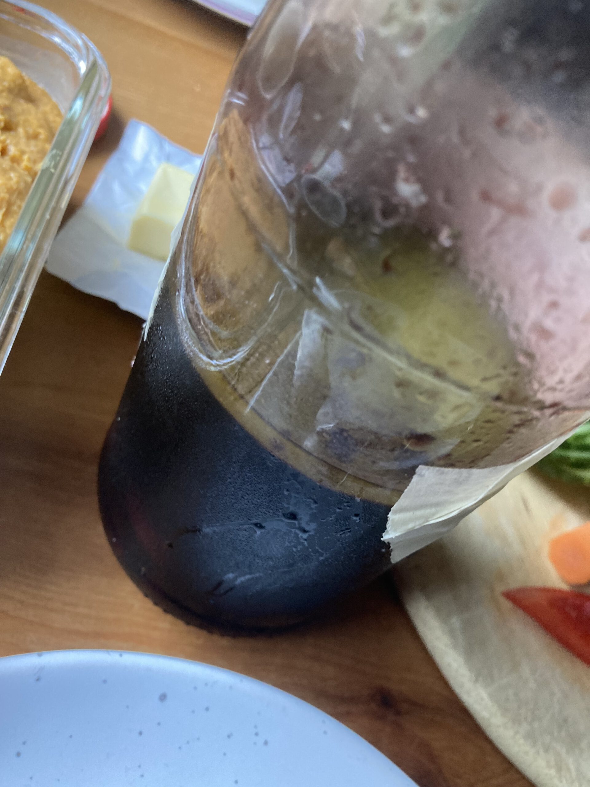 Oliven im Glas mit Olivenöl