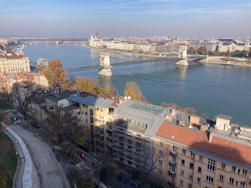 Blick von oben auf Kettenbrücke und Parlament