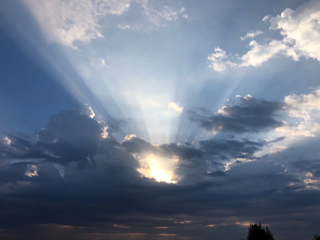 Südlicht - Wochenkalender 2026 - Beispielbild Sonnenstrahlen am Himmel