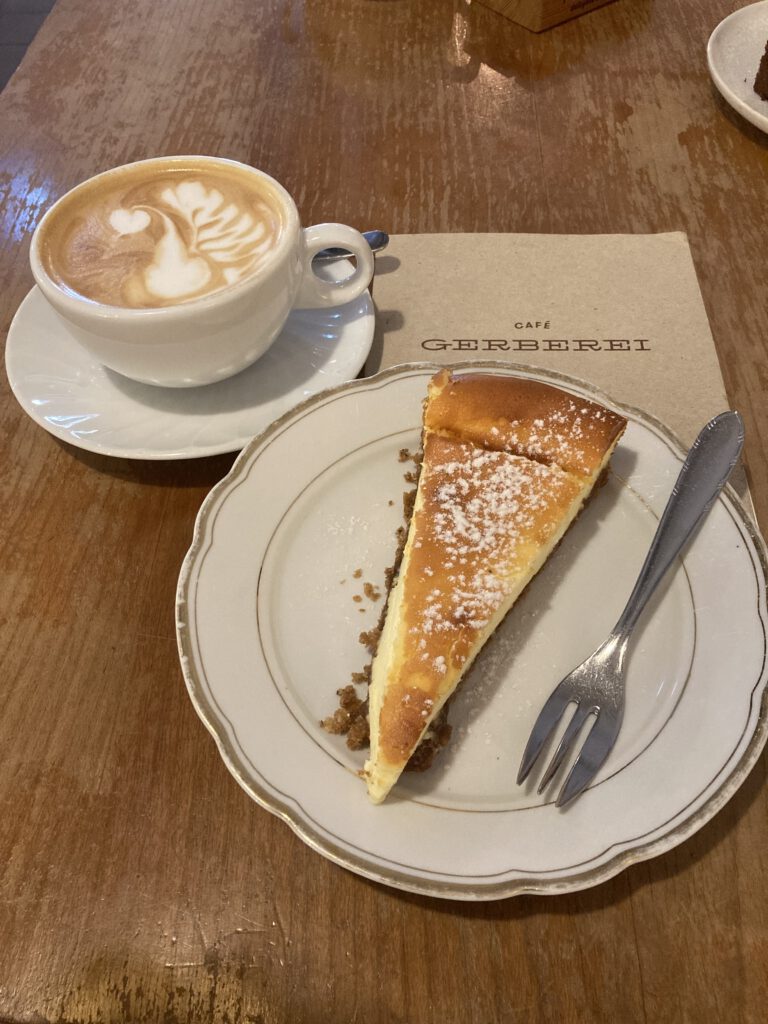 Topfentarte - Topfen auf Schokomürbteig mit Zwetschgenröster, dazu Cappuccion