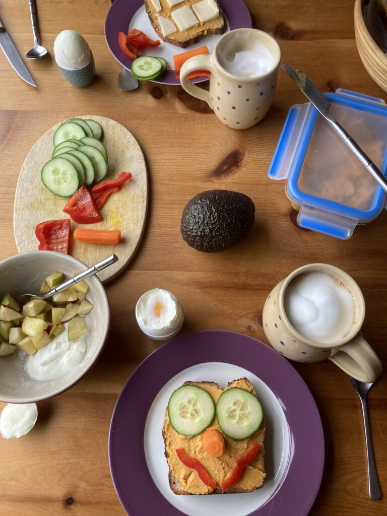 Kürbiskernbrot mit Humus, Paprika, Karotte und Gurke, Cappuccion, Avocado, Obstsalat, weiches Ei