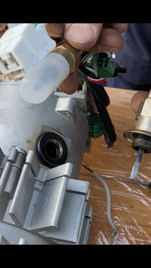 Neue Glühkerze links und alte Rechts