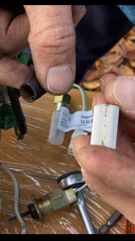 Altes Flammschutzsieb links und Neues rechts