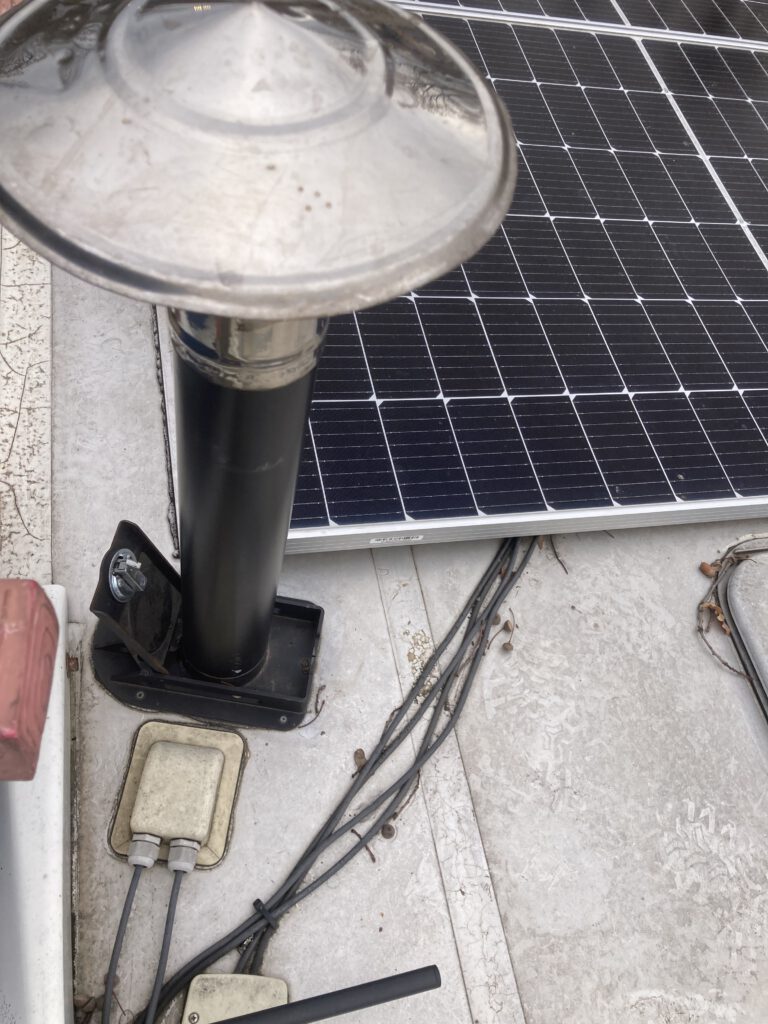 Solarplatten und Schornstein auf Wohnmobildach