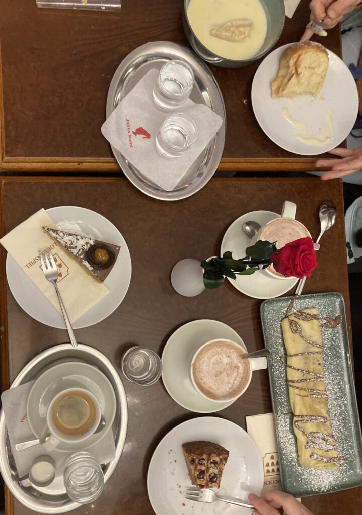 Buchtel mit Vanillesauce, Linzer Torte, Crepes, Kakao und Verlängerter