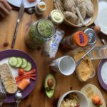 Frühstück - Avocado, Sprossen, Humus, schwäbische Seelen, ...