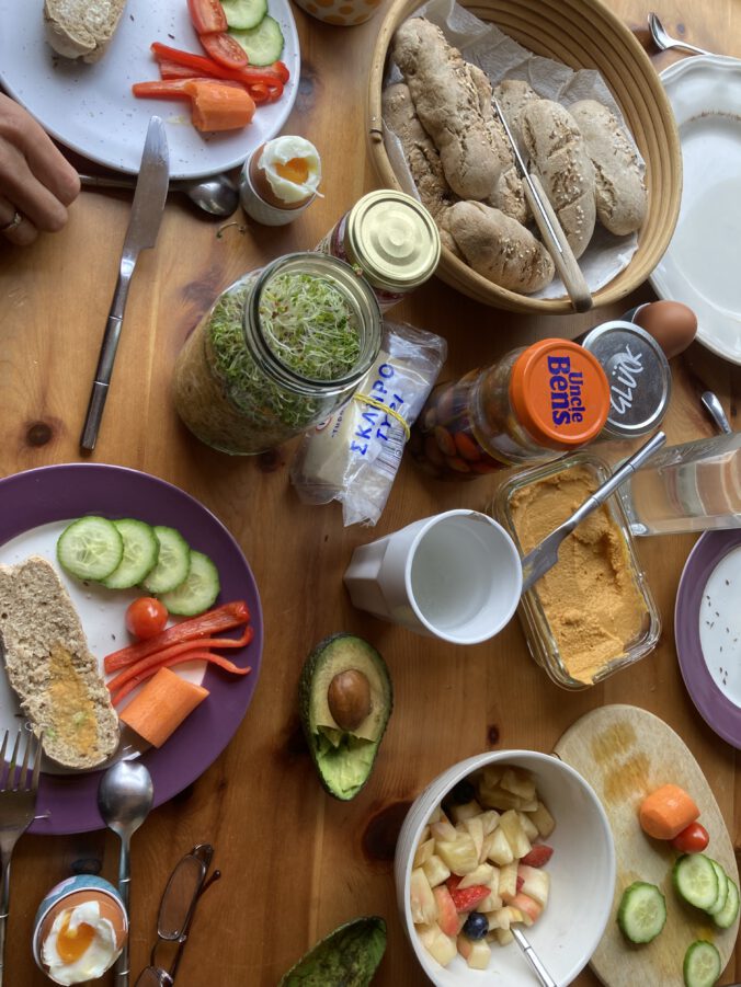 Frühstück - Avocado, Sprossen, Humus, schwäbische Seelen, ...