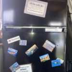 Kühlschrank mit Magnetschildern