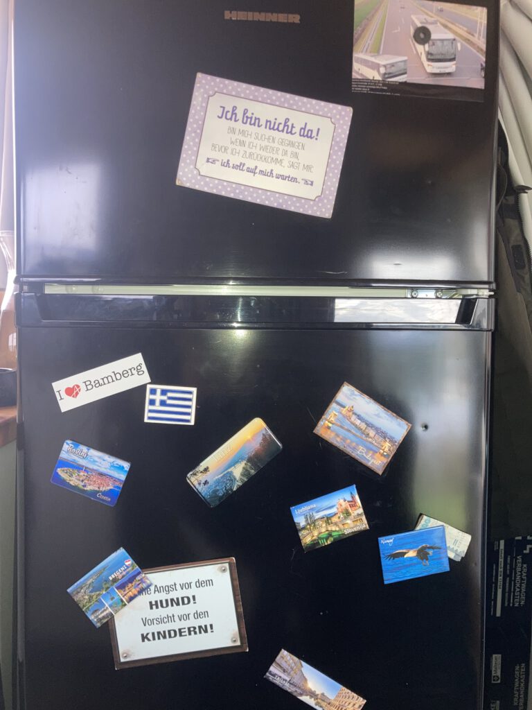 Kühlschrank mit Magnetschildern