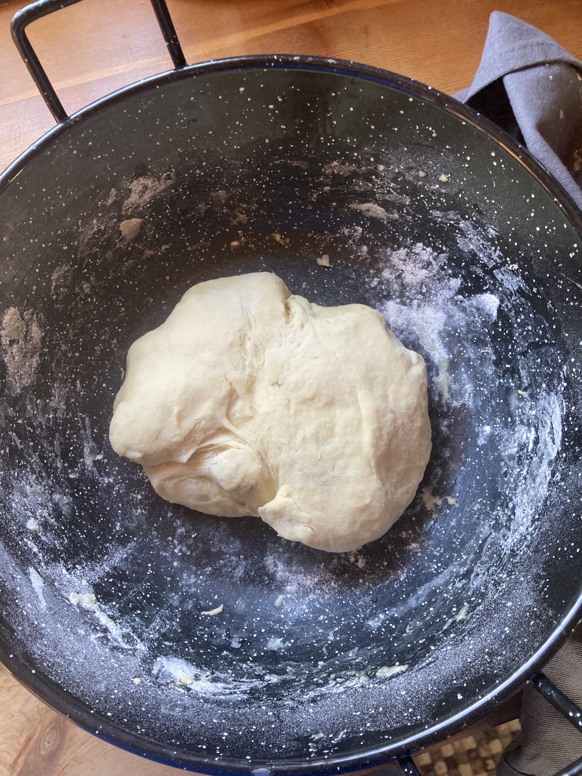 Fertiger Hefeteig in der Rührschüssel