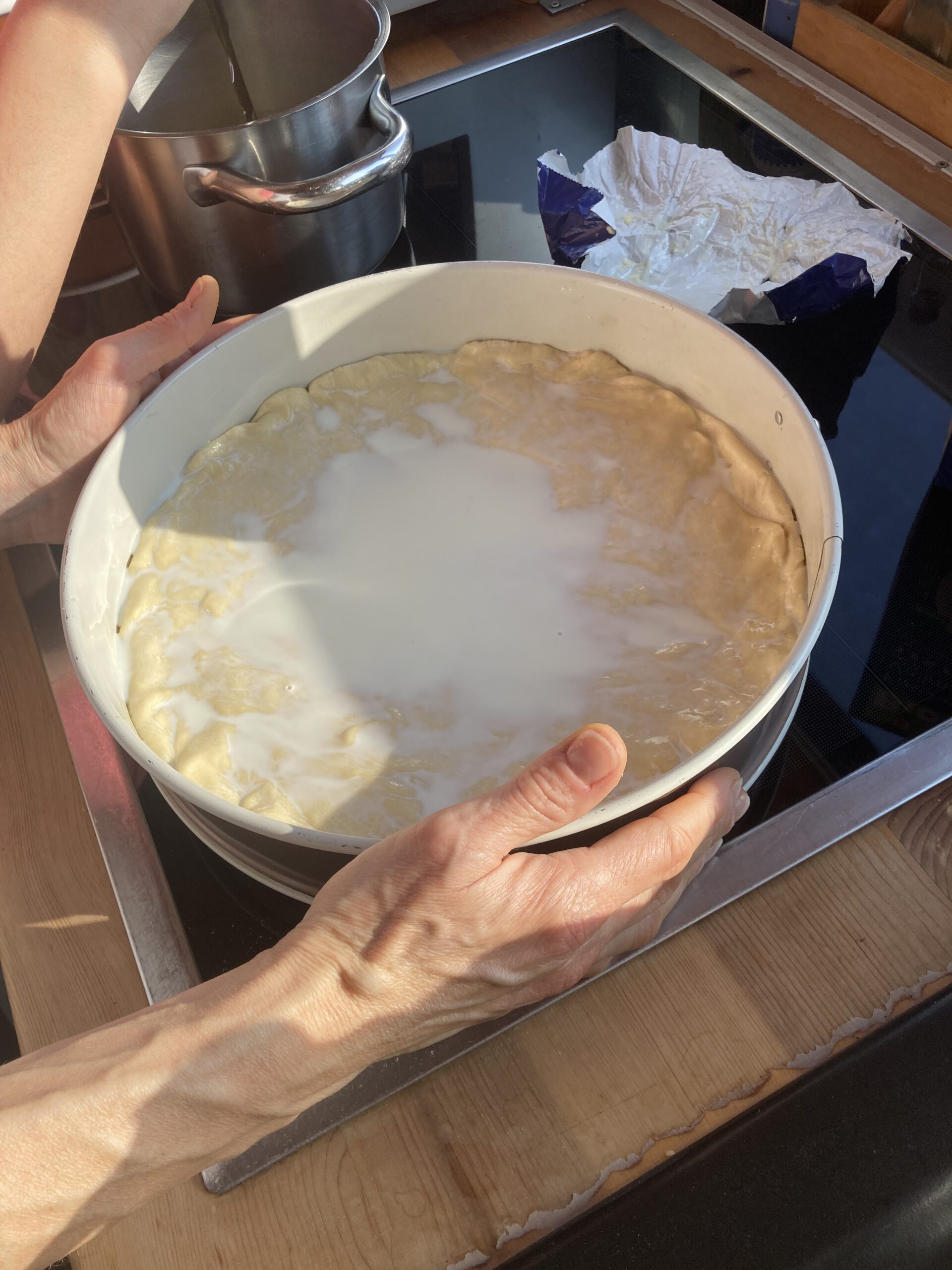 Hefeteig mit Milch in der Springform