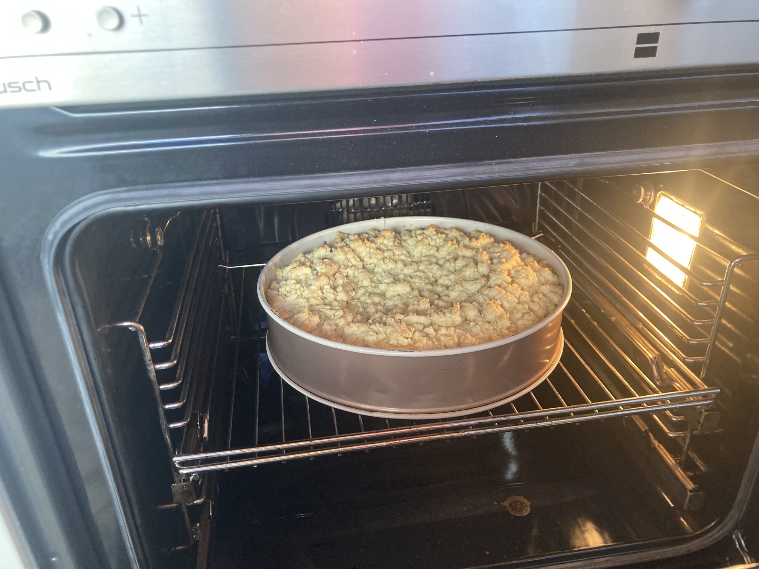 Streuselkuchen im Ofen