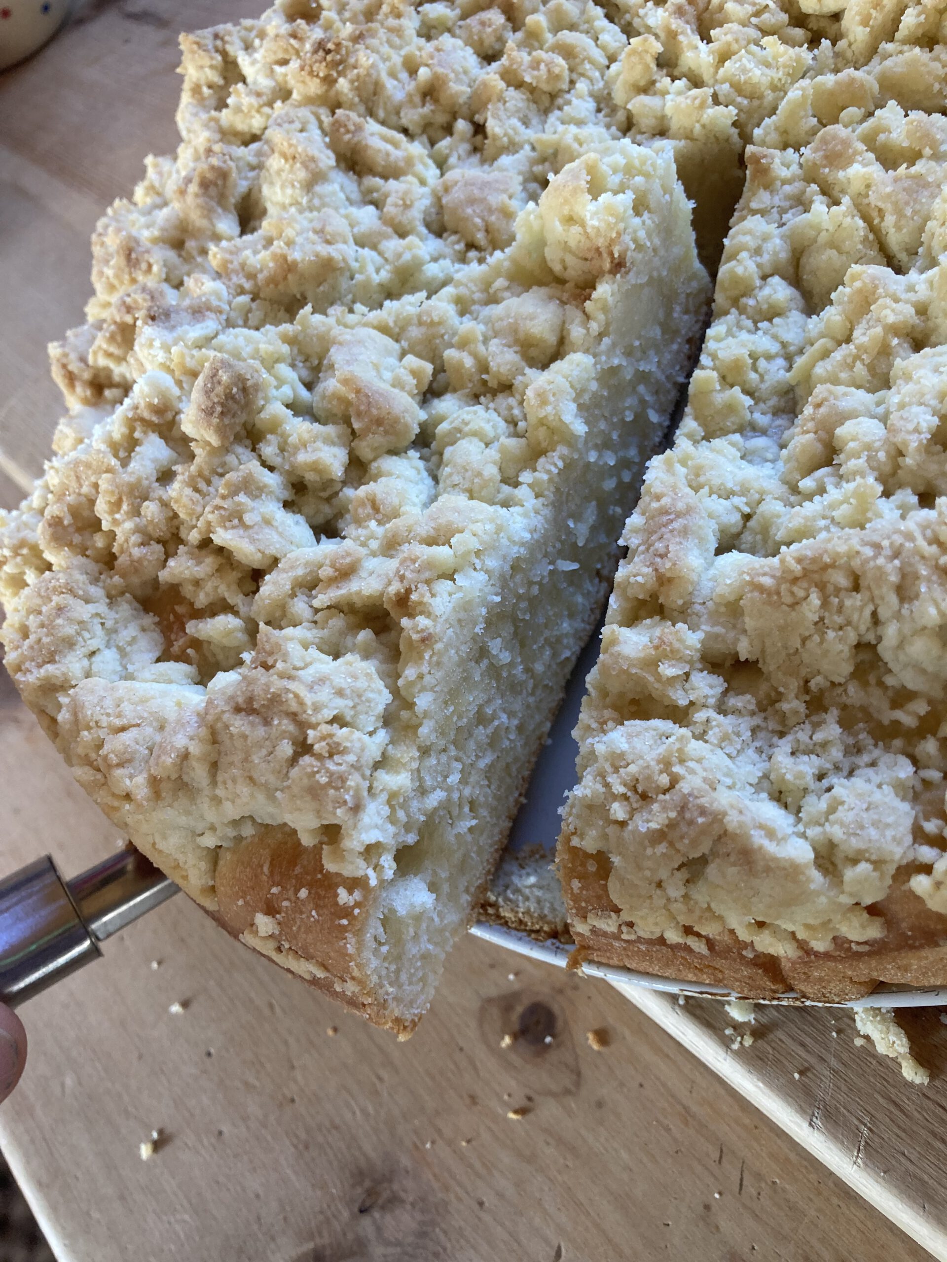 Fertiger Streuselkuchen angeschnitten