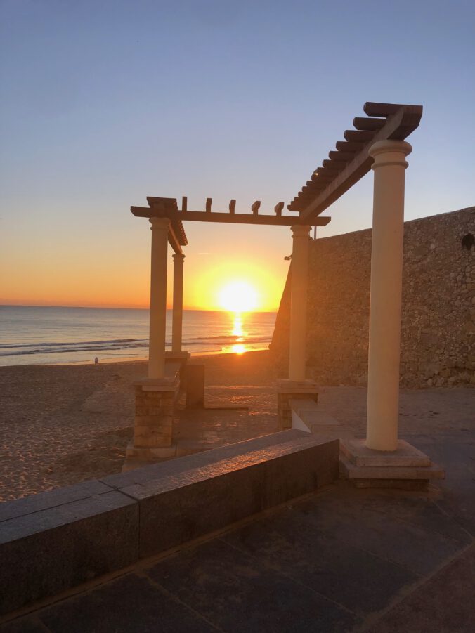Tor zum Atlantik in Armação de Pêra, Wohnmobil Portugal Algarve Küste Stellplatz