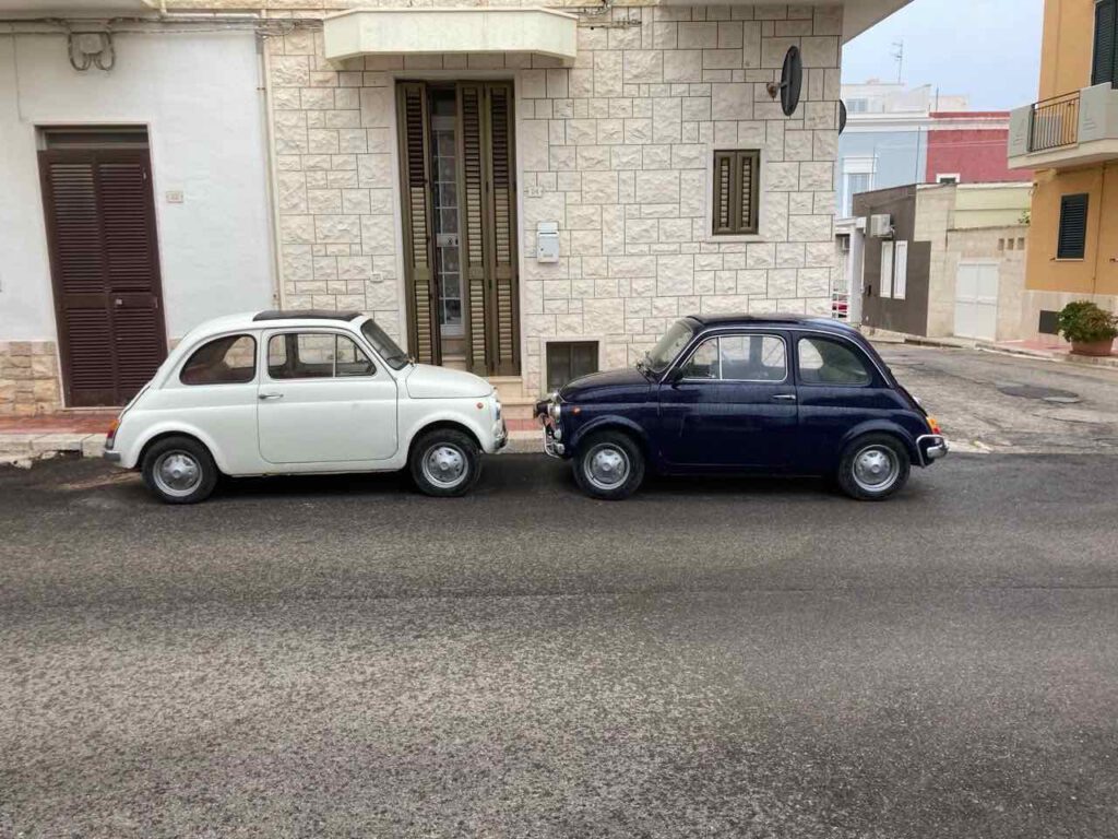 2 sehr alte Fiat 500 irgendwo in Savelletri Italien