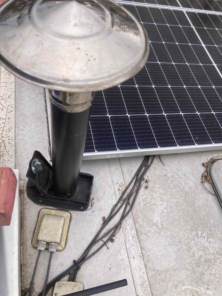 Schornstein für Kaminofen und Solarzellen